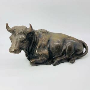 大迫力 鉄製　彫刻　牛の置物 重さ6.6kg 金属工芸　インテリア　置物　時代物　B5