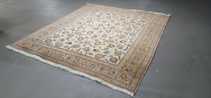 ペルシャ絨毯 100%手織り 本物 ナーイン産 綺麗なレアなガラ、クリーニング済み 非常に綺麗な状態 素材ウール サイズ: 297cm×260cm