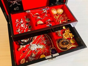 《宝石箱付き アクセサリー まとめ》K18 刻印等 ネックレス リング ペンダント 大量 昭和 ヴィンテージ 素材不明品 整理品 メッキ