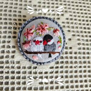 白文鳥さん&桜文鳥さんと桜の刺繍ブローチ　新品　ハンドメイド作品　