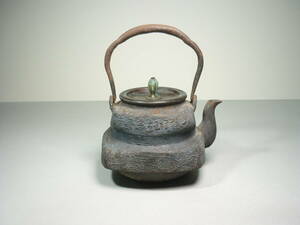 京都鉄瓶 龍文堂 餅重形鉄瓶 四方形（文字入.花文） 銅蓋 １７０６ｇ 追加写真有 