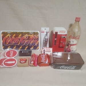 コカ・コーラ　自販機コインバンク(ジャンク品)、ランチボックス、看板、ボトルオープナー、フェイスパウダー、リップ他