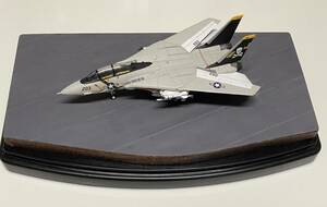 キット塗装済み完成品 Revell レベル？ 1/144 グラマン F-14A トムキャット ジョリー・ロジャース 台座 ケース付き プラモデル 