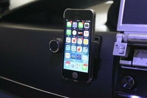 送料込　携帯　スマートフォン　iphone アイフォン　ホルダー　車内のエアコンルーバー　吹き出し口に装着