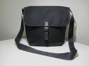 アニエスベー　ショルダーバッグ　美品　とても軽くてスタイリッシュなシンプルデザイン　すっきりきれいでおしゃれなバッグ　
