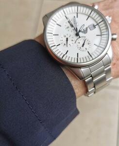 エンポリオアルマーニ 白い文字盤のメンズ腕時計　ステンレス製