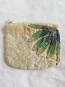 ★手織りシルクと手刺繍のミニポーチ★ザリ刺繍　植物の緑がきれい／ピープルツリー（People Tree）