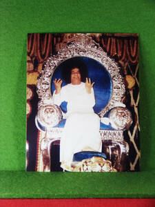 インドの聖人　サイババ　カラー写真B　縦17５mm　x　横125mm