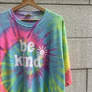 USED USA製 タイダイ プリントTシャツ カラフル 半袖T Destinations USA ビッグサイズ アメリカ製 古着 vintage ヴィンテージ be kind 2XL