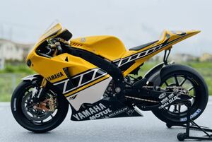 自作完成品 タミヤ 1/12 オートバイシリーズ No.104 ヤマハYZR-M1 50thアニバーサリーUSインターカラー　キットから製作しました。
