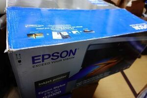 新品・Epson Stylus Photo R2000 A3+ Photo Printer (8 Colour Ink System)エプソンスタイラス　プリンター