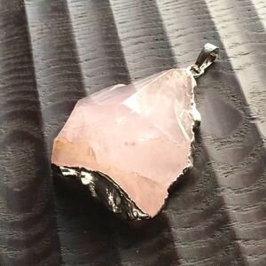 水晶のペンダントトップ(ピンク)天然石