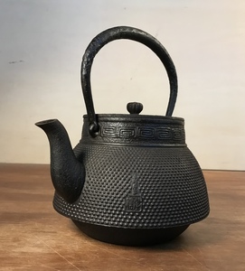 ■送料無料■ 孝信 鉄瓶 急須 南部鉄器 鉄器 茶道具 雷紋 霰 在銘 工芸品 骨董品 レトロ アンティーク 2102g 容量1800cc/くYUら/HH-1839