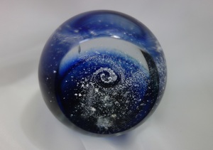 宇宙の銀河をモチーフ 銀河シリーズ　青の銀河　手のひらの宇宙　球体カット入り ガラスオブジェのアーティスト ワタナベカズオ作 gen1823