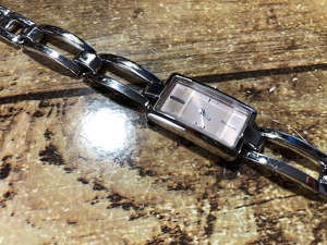 良品 courreges クレージュ カットガラス 角ケース ベージュ・薄ピンク系文字盤 SS クオーツ レディース 腕時計