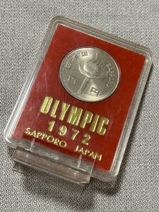 K: 1972年　昭和47年　札幌オリンピック競技大会記念　100円硬貨　ケース　スタンド付