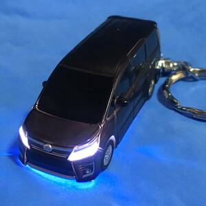 ヘッドライト 光る キーホルダー VOXY パープル トヨタ ヴォクシー LEDライト マスコット アクセサリー