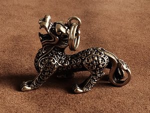 真鍮 キーホルダー（白虎）四神獣 虎 けもの 置物 中国 風水 神話 シンボル 金属 キーリング チャーム ブラス 二重カン ゴールド