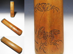 【桃】提げ物：木彫印刻沢蟹図煙管筒