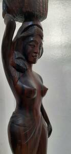 女性裸彫刻