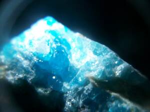 宝石質　ブラジル　ネオンブルーアパタイト　青色燐灰石　母石付き　ハイグレード　定型外発送