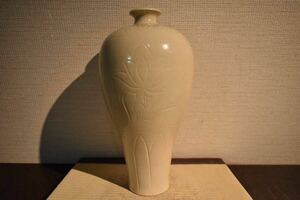 【GE】Y833【コレクター所蔵品】時代 白磁刻花花瓶 /中国古玩 中国美術 骨董品 時代品 美術品 古美術品