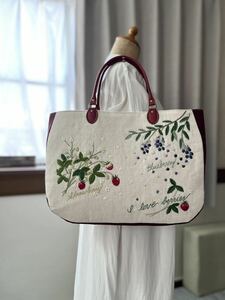 ハンドメイド★手刺繍★イチゴ、ブルーベリー刺繍★綿麻バッグ★