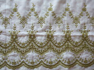 ◆刺繍がふんだんに入った木綿地　白　うぐいす色の刺繍　縦８０ｘ横１５０センチ
