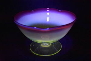 うぶ品　明治大正期　時代物　氷コップ　ウランガラス　赤縁乳白ぼかしガラス　硝子　アンティーク