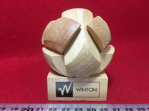 W WINTON 知恵の輪 木のおもちゃ 玩具 台座付き 飾り 置物 3D 立体 ルービックキューブ様な物 頭の体操 能トレ 木製の環境にやさしい 珍品C