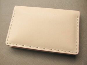 (c12) 二つ折りカードケース/名刺入れ 牛ヌメ革タンニン鞣し*生成り（ナチュラル）10.8×7cm