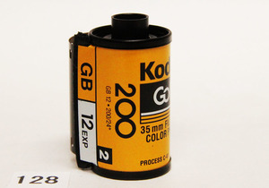 ｗ１２８　フィルム時代終了・(Kodak・Gold ２００／１２)　未使用期限切れ品　定形外便発送可