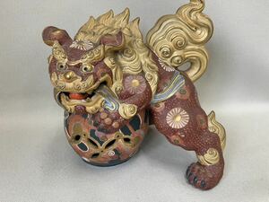 高さ30㎝　九谷焼 立獅子 　獅子 陶器製 玉獅子 在銘 シーサー 狛犬 伝統工芸品 色絵 金彩 オブジェ 飾り物 置物 美術品