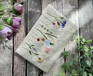 handmade野花の手刺繍 文庫本ブックカバー(内布パープル系)ハンドメイド コットンリネン プレゼントに！花柄刺しゅう