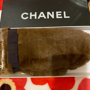 CHANEL ラビットファー手袋　可愛いチョコバータイプ　黒リボン　チャーム付き金チェーン　ブラウン　未使用