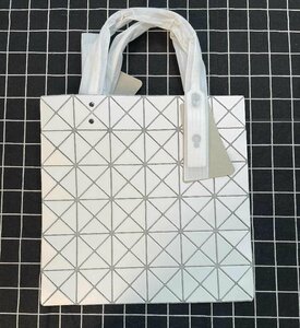 BAO BAO ISSEY MIYAKE バオバオ イッセイミヤケ ハンドバッグ ショルダーバッグ 中古 ■ ポリエステル ■ ホワイト ■ TN 1