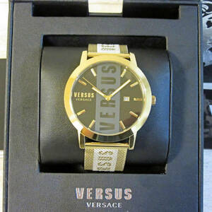 新品箱入り VERSUS VERSACE ヴェルサス ヴェルサーチ ロゴ BARBES メンズ 腕時計 ウォッチ 3針 ブラック ゴールド 黒 金 クオーツ 44mm