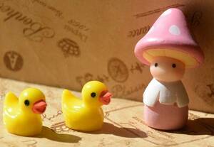 送料込み 樹脂 ミニチュア ピンク帽子キノコ人形・アヒル2個