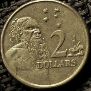 オーストラリア　先住民アボリジニ、南十字星 ELIZABETH Ⅱエリザベス女王の肖像　2013年　2ドル貨 ♪