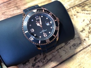 美品程度 ice watch アイスウォッチ ダイバーズデザイン デイト ブラック×ゴールド IS.BKR.B.S.13 純正ラバーベルト クオーツ 腕時計