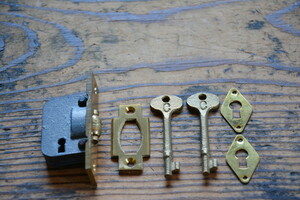 NO.9126 古い真鍮鋳物の車付本締錠 65mm 検索用語→A100gアンティークビンテージ古道具真鍮金物鍵引き戸扉ドア