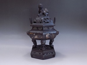 b899 技工名品 中国美術 大明宣徳 底款 古銅 石叟 象嵌 人物文 饕餮文 双耳 六角 香炉 台座付 銀象嵌 高29cm 重2.7kg 唐物古玩 古美術品