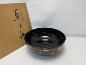 504434 【 美品 茶道具 正法寺蒔絵 菓子鉢 木製黒塗 アソベ漆器 栞 共箱 】 検) 懐石道具 煎茶道具 干菓子盆 茶事 来客 お点前 伝統工芸ⅱ