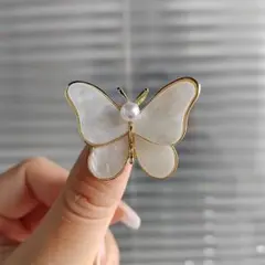 【限定】白　韓国　高級感　コサージュ　パール　蝶々　ブローチ　ホワイト