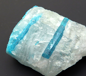 パライバトルマリン 鉱物標本 柱面の見える最上級結晶 これぞネオンカラー 産地の分かる品は稀 ブラジル産 瑞浪鉱物展示館 4746
