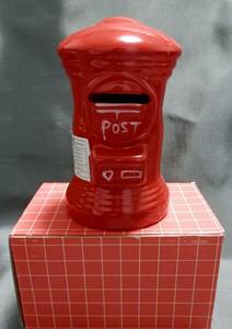 ミニサイズの陶器製、赤いポスト貯金箱（未使用・保管品）