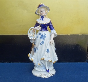 美品です。ｄｍａｉｎ　白磁・陶器　花籠・少女人形