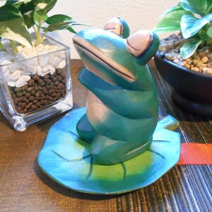 蓮の葉の上のお祈りかえる♪ かえる カエル フロッグ 蛙 縁起物 ロータス 蓮 オブジェ かえるの置物 木彫りの置物 アジアン雑貨 バリ雑貨