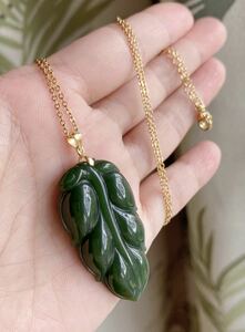 天然石 逸品和田玉碧玉（ホウレンソウ緑）の葉ネックレス
