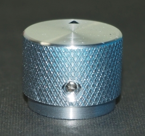 ボリュームのつまみ(銀) Φ20mm×15.5mm 軸径6mmに対応 アルミ削り出し 金属製 シルバー ノブ ローレット加工 オーディオ メタリック
